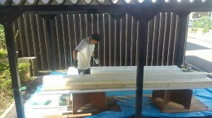 木材塗装作業。                                                        